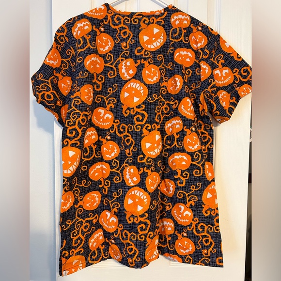 Women’s Halloween printed scrub top - Picture 4 of 7